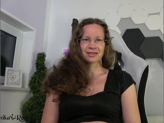 AnnikaRose Porno Video: Über deinen beschnittenen Pimmel lustig machen!