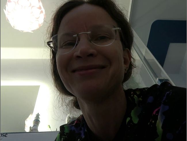 AnnikaRose Porno Video: Ich muss mal kurz pi**en!